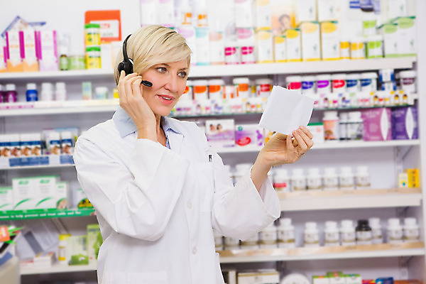 포토 JPG 해외이미지 백인 여자 중년 50대 실내 한명 상반신 약 헤드폰 약국 마이크 처방 조제 약사 의료성형뷰티 중년여자한명만 해외202004 해외포토 서양인 1 음향기기 의학 사람 성인 내부 만들기 여자한명만 중년여자만 파일형식