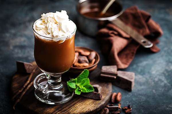 포토 JPG 해외이미지 커피 음료 음식 백그라운드 유리 탁자 아이스크림 디저트 사람없음 컵 갈색 초콜릿 거품 흰색 액체 달콤 설탕 메뉴 코코아 라떼 바닐라 카카오 맛있는 해외202004 해외포토 식기 컬러 가구 재질 맛 파일형식