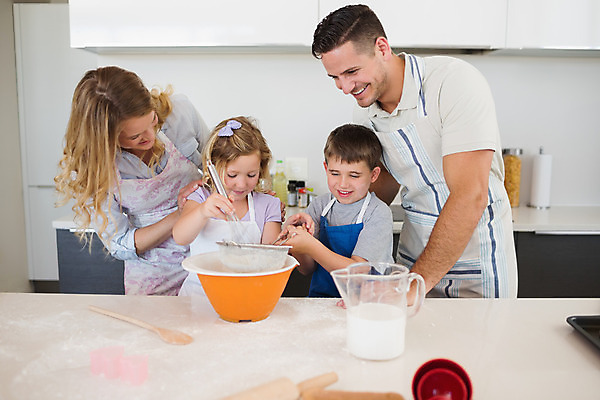 포토 JPG 해외이미지 백인 라이프스타일 커플 응시 여자 남자 딸 행복 아들 어린이 가족 탁자 엄마 함께함 실내 사랑 요리 서기 미소 소년 여러명 20대 부모 쿠키 주방 앞치마 우유 도움 사발 아빠 굽기 준비 조리대 만들기 밀가루 밀대 언니 남동생 해외202004 해외포토 서양인 시선 감정 가구 다수 컨셉 관계 모션 주방용품 디저트 유제품 표정 사람 청년 내부 생활 사기그릇 가루 구이 자매 동생 파일형식