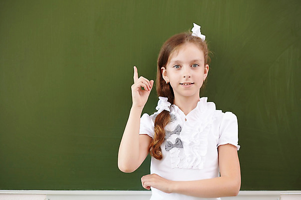 포토 JPG 해외이미지 백인 학생 여학생 여자 교육 어린이 교실 학교 수업 실내 한명 서기 사람 책 초록색 칠판 수학 분필 소녀한명만 해외202004 해외포토 서양인 1 컬러 교과목 모션 내부 초크 여자한명만 소녀만 파일형식