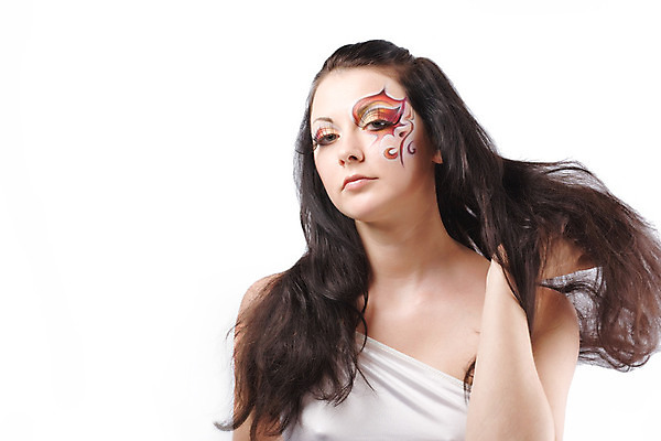 포토 JPG 해외이미지 백인 모델 1 여자 얼굴 포즈 신체 갈색머리 미술 한명 사람 성인 장식 컬러풀 유행 화장품 무대 흰색 화려 그리기 의식 우아함 피부 만족 의료성형뷰티 스타일 해외202004 관능적 해외포토 서양인 헤어스타일 감정 컬러 컨셉 모션 문화예술 신체부위 뷰티 파일형식