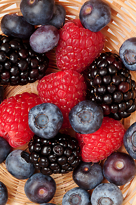 포토 JPG 해외이미지 스튜디오촬영 딸기 근접촬영 사람없음 바구니 흰배경 블루베리 산딸기 블랙베리 해외202004 해외포토 뷰포인트 백그라운드 과일 실내 흰색 파일형식