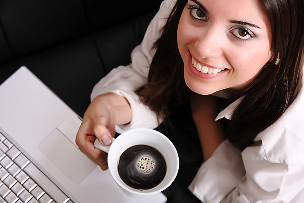 포토 JPG 해외이미지 백인 여자 행복 커피 음료 음식 거실 아침 한명 웃음 사람 성인 내부 노트북 소파 스크린 모니터 어둠 새벽 침실 방 침대 업무 뉴스 아침식사 시작 히스패닉 일시정지 아르헨티나 점심식사 단절 카페인 해외202004 해외포토 주간 자연요소 서양인 1 감정 가구 의자 표정 전자제품 컴퓨터 식사 작업 남아메리카 파일형식