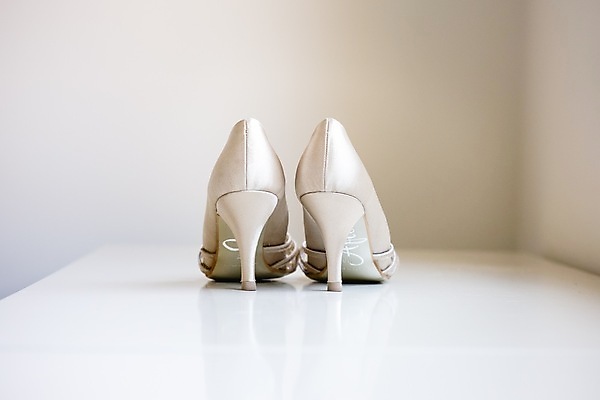 포토 JPG 해외이미지 구두 신발 실내 사람없음 흰색 하이힐 오브젝트 뒷면 웨딩슈즈 해외202004 해외포토 컬러 내부 여성화 결혼소품 파일형식