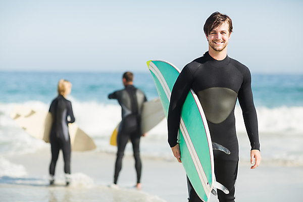 포토 JPG 해외이미지 전신 백인 라이프스타일 응시 여자 남자 행복 파도 바다 여행 휴가 사람 20대 성인 야외 앞모습 세명 30대 맑음 수상스포츠 잡기 서핑보드 서핑 서퍼 해외202004 해외포토 서양인 시선 감정 스포츠 뷰포인트 모션 날씨 운동선수 청년 생활 장년 보드_스포츠 파일형식
