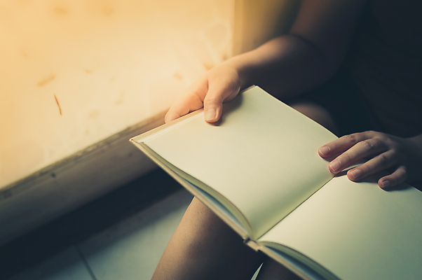 포토 JPG 해외이미지 라이프스타일 응시 교육 행복 창문 아침 추상 휴가 휴식 주택 아이디어 실내 취미 사람없음 책 독서 다이어리 쪽지 공백 방 작업 잡지 작가 집중 읽기 상쾌 문학 주말 리빙 소셜네트워크 필터 스타일 힙스터 카피스페이스 효과 해외202004 해외포토 주간 직업 시선 패션 감정 컨셉 무늬 모션 내부 건물 생활 간행물 사무용품 파일형식