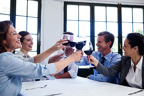 포토 JPG 해외이미지 백인 여자 남자 행복 음료 40대 중년 와인잔 비즈니스 탁자 성공 함께함 실내 앉기 여러명 20대 성인 30대 식당 축하 알코올 직장인 비즈니스맨 비즈니스우먼 고급 우아함 레드와인 동료 축배 점심식사 경영 해외202004 해외포토 서양인 직업 감정 가구 다수 컨셉 술잔 관계 모션 사람 청년 내부 장년 상점 와인 식사 파일형식