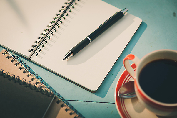 포토 JPG 해외이미지 라이프스타일 종이 커피 음료 백그라운드 탁자 휴식 아이디어 사람없음 펜 다이어리 공책 카페 해외202004 해외포토 가구 컨셉 문구용품 생활 필기구 상점 사무용품 파일형식