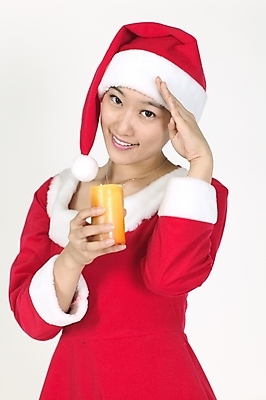 포토 JPG 스튜디오촬영 모델 여자 기념일 포즈 크리스마스 초 산타모자 산타옷 실내 한명 미소 사람 동양인 이벤트 상반신 20대 성인 산타클로스 여자만 여자한명만 성인여자만 청년만 청년여자만 성인한명만 청년여자한명만 성인여자한명만 성인만 국내포토 모자_잡화 1 옷 표정 인종 청년 내부 파일형식