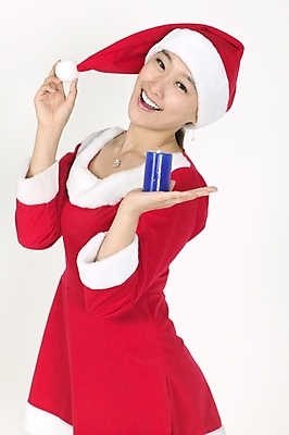 포토 JPG 스튜디오촬영 모델 여자 기념일 포즈 크리스마스 초 산타모자 산타옷 실내 한명 미소 사람 동양인 이벤트 상반신 20대 성인 산타클로스 여자만 여자한명만 성인여자만 청년만 청년여자만 성인한명만 청년여자한명만 성인여자한명만 성인만 국내포토 모자_잡화 1 옷 표정 인종 청년 내부 파일형식