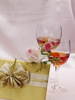 포토 JPG 스튜디오촬영 꽃 음료 분홍색 와인잔 포장 잔 주류 실내 선물 근접촬영 사람없음 세로 초록색 와인 금색 국내포토 식물 식기 뷰포인트 컬러 술잔 내부 파일형식