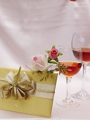 포토 JPG 스튜디오촬영 꽃 음료 분홍색 와인잔 포장 잔 주류 실내 선물 근접촬영 사람없음 세로 초록색 와인 금색 국내포토 식물 식기 뷰포인트 컬러 술잔 내부 파일형식