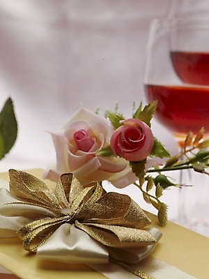 포토 JPG 스튜디오촬영 꽃 음료 분홍색 와인잔 포장 잔 주류 실내 선물 근접촬영 사람없음 세로 초록색 와인 금색 국내포토 식물 식기 뷰포인트 컬러 술잔 내부 파일형식