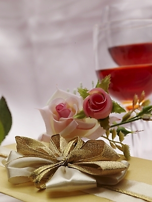 포토 JPG 스튜디오촬영 꽃 음료 분홍색 와인잔 포장 잔 주류 실내 선물 근접촬영 사람없음 세로 초록색 와인 금색 국내포토 식물 식기 뷰포인트 컬러 술잔 내부 파일형식