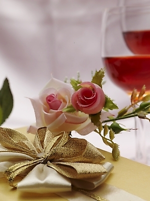 포토 JPG 스튜디오촬영 꽃 음료 와인잔 잔 주류 실내 선물 근접촬영 사람없음 세로 와인 국내포토 식물 식기 뷰포인트 술잔 내부 파일형식