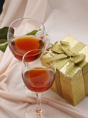 포토 JPG 스튜디오촬영 음료 와인잔 나뭇잎 잔 주류 실내 선물 근접촬영 사람없음 세로 초록색 하이앵글 와인 식탁보 국내포토 식기 뷰포인트 컬러 잎 술잔 내부 파일형식