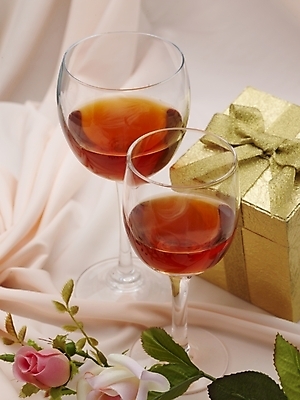 포토 JPG 스튜디오촬영 꽃 음료 분홍색 와인잔 포장 잔 주류 실내 선물 근접촬영 사람없음 세로 초록색 하이앵글 와인 식탁보 국내포토 식물 식기 뷰포인트 컬러 술잔 내부 파일형식