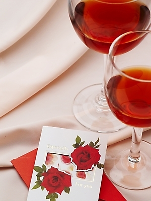 포토 JPG 스튜디오촬영 음료 와인잔 문구용품 잔 주류 실내 근접촬영 사람없음 빨간색 세로 하이앵글 와인 식탁보 국내포토 카드프레임 식기 뷰포인트 컬러 술잔 프레임 내부 오브젝트 파일형식