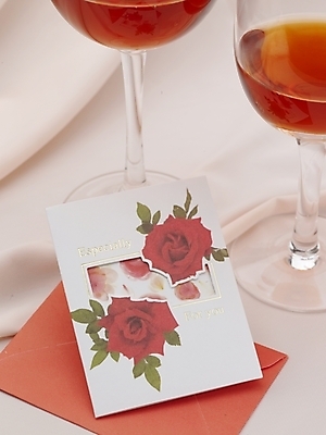 포토 JPG 스튜디오촬영 음료 와인잔 문구용품 잔 주류 실내 근접촬영 사람없음 빨간색 세로 하이앵글 와인 식탁보 국내포토 카드프레임 식기 뷰포인트 컬러 술잔 프레임 내부 오브젝트 파일형식