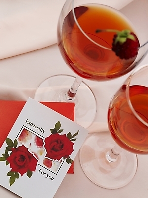 포토 JPG 스튜디오촬영 문자 기호 음료 와인잔 문구용품 잔 주류 실내 근접촬영 사람없음 빨간색 세로 하이앵글 와인 식탁보 국내포토 카드프레임 식기 뷰포인트 컬러 술잔 프레임 내부 오브젝트 파일형식