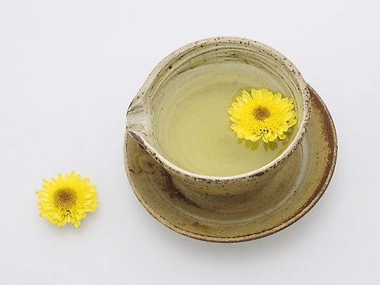 포토 JPG 스튜디오촬영 꽃잎 꽃 음료 음식 실내 누끼 사람없음 하이앵글 노란색 차 찻잔 다기 국화차 국내포토 식물 뷰포인트 컬러 잔 내부 차_음료 다도 파일형식