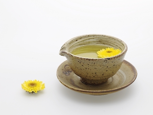 포토 JPG 스튜디오촬영 꽃잎 꽃 음료 음식 실내 누끼 사람없음 노란색 차 찻잔 다기 국화차 국내포토 식물 컬러 잔 내부 차_음료 다도 파일형식