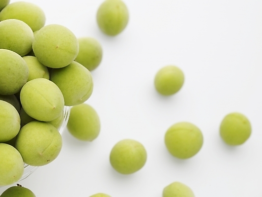 포토 JPG 열매 음식 컬러 과일 실내 근접촬영 사람없음 가로 초록색 농작물 하이앵글 여러개 매실 국내포토 식물 뷰포인트 다수 농업 내부 파일형식