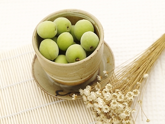 포토 JPG 열매 꽃 음식 컬러 과일 실내 사람없음 가로 초록색 농작물 하이앵글 찻잔 다기 컵받침 매실 국내포토 식물 뷰포인트 농업 잔 내부 다도 받침대 파일형식