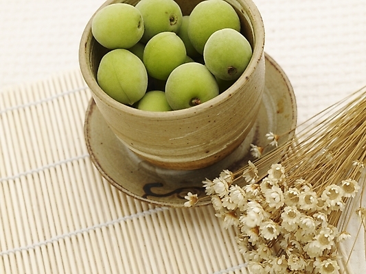 포토 JPG 열매 꽃 음식 컬러 과일 실내 사람없음 가로 초록색 농작물 하이앵글 여러개 찻잔 다기 컵받침 매실 국내포토 식물 뷰포인트 다수 농업 잔 내부 다도 받침대 파일형식