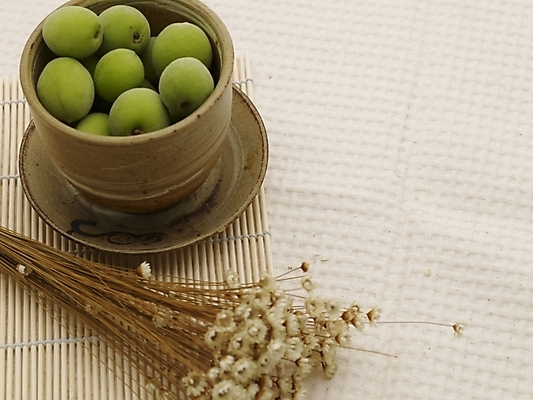 포토 JPG 열매 꽃 음식 컬러 과일 실내 사람없음 가로 초록색 농작물 하이앵글 여러개 찻잔 다기 컵받침 매실 국내포토 식물 뷰포인트 다수 농업 잔 내부 다도 받침대 파일형식