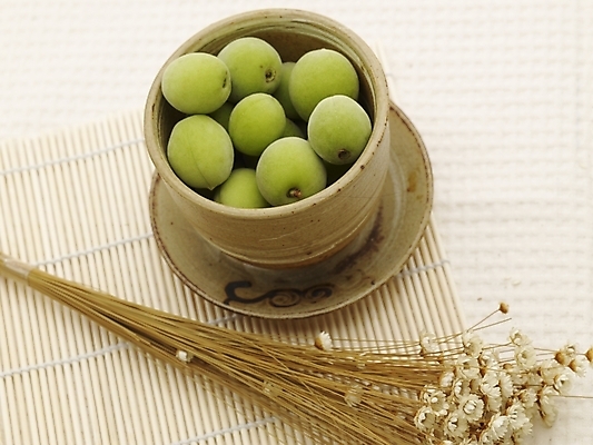 포토 JPG 열매 꽃 음식 컬러 과일 실내 사람없음 가로 초록색 농작물 하이앵글 여러개 찻잔 다기 컵받침 매실 국내포토 식물 뷰포인트 다수 농업 잔 내부 다도 받침대 파일형식