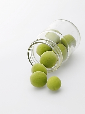 포토 JPG 열매 음식 컬러 과일 유리병 실내 누끼 사람없음 가로 초록색 농작물 여러개 매실 국내포토 식물 다수 농업 병_용기 내부 파일형식