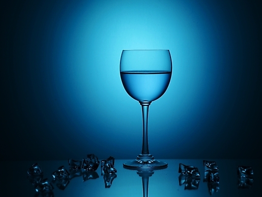 포토 JPG 식기 음료 생활용품 와인잔 잔 주류 실내 사람없음 가로 물 파란색 빛 와인 얼음 클래식블루 트렌드컬러 국내포토 자연요소 컬러 술잔 내부 오브젝트 파일형식 트랜드컬러
