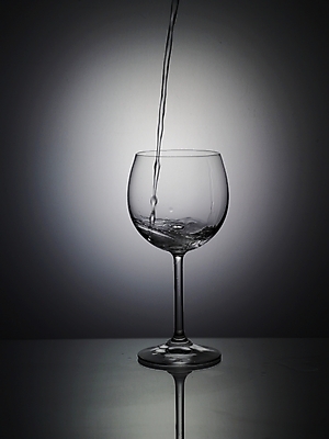 포토 JPG 식기 음료 생활용품 와인잔 주방용품 잔 주류 흑백 실내 그림자 사람없음 세로 물 빛 반사 와인 붓기 국내포토 자연요소 술잔 모션 촬영기법 내부 오브젝트 파일형식