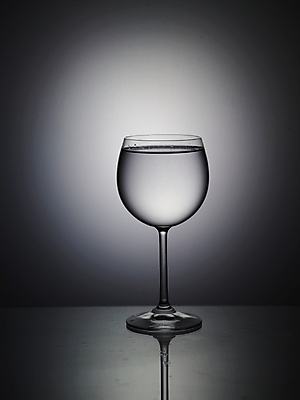 포토 JPG 스튜디오촬영 식기 음료 생활용품 와인잔 주방용품 조명 잔 주류 흑백 실내 사람없음 세로 물 빛 반사 와인 샴페인 국내포토 자연요소 술잔 촬영기법 내부 오브젝트 파일형식