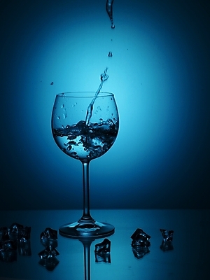 포토 JPG 스튜디오촬영 식기 음료 컬러 생활용품 와인잔 주방용품 조명 잔 주류 실내 사람없음 세로 물 파란색 빛 반사 와인 얼음 붓기 국내포토 자연요소 술잔 모션 내부 오브젝트 파일형식