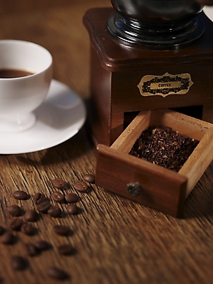 포토 JPG 스튜디오촬영 커피 음료 실내 근접촬영 사람없음 하이앵글 갈색 원두 커피잔 찻잔 컵받침 원두커피 그라인더 국내포토 뷰포인트 컬러 잔 내부 받침대 커피용품 파일형식