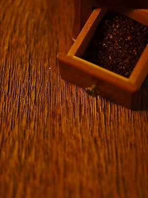 포토 JPG 스튜디오촬영 커피 실내 근접촬영 사람없음 하이앵글 갈색 원두 보관함 원두커피 커피가루 국내포토 음료 뷰포인트 컬러 내부 가루 파일형식