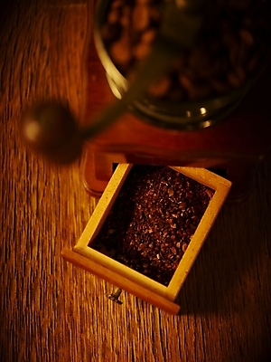 포토 JPG 스튜디오촬영 커피 실내 근접촬영 사람없음 하이앵글 갈색 원두 원두커피 그라인더 커피가루 국내포토 음료 뷰포인트 컬러 내부 가루 커피용품 파일형식