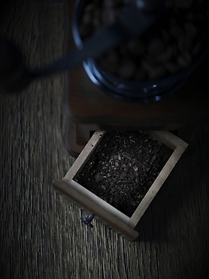 포토 JPG 스튜디오촬영 커피 실내 근접촬영 사람없음 하이앵글 갈색 어둠 원두 원두커피 그라인더 커피가루 국내포토 음료 뷰포인트 컬러 내부 가루 커피용품 파일형식