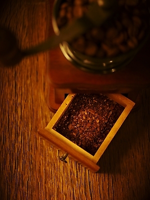 포토 JPG 스튜디오촬영 커피 실내 근접촬영 사람없음 하이앵글 갈색 원두 원두커피 그라인더 커피가루 국내포토 음료 뷰포인트 컬러 내부 가루 커피용품 파일형식