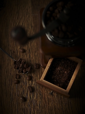 포토 JPG 스튜디오촬영 커피 실내 근접촬영 사람없음 하이앵글 갈색 어둠 원두 티스푼 원두커피 그라인더 커피가루 국내포토 음료 뷰포인트 컬러 내부 숟가락 가루 커피용품 파일형식