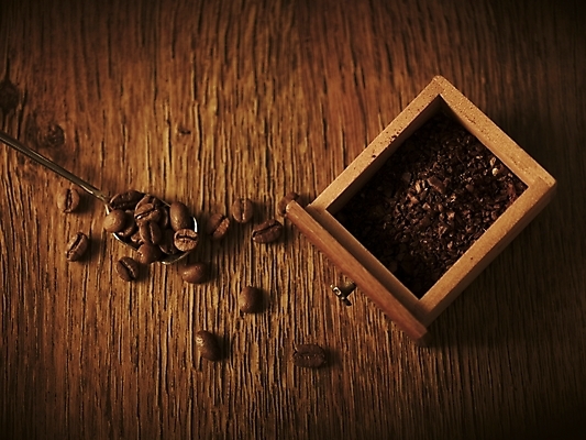 포토 JPG 스튜디오촬영 커피 실내 근접촬영 사람없음 하이앵글 갈색 숟가락 원두 티스푼 보관함 원두커피 국내포토 음료 뷰포인트 컬러 수저 내부 파일형식