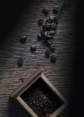 포토 JPG 스튜디오촬영 커피 실내 사람없음 하이앵글 갈색 숟가락 어둠 원두 티스푼 보관함 원두커피 국내포토 음료 뷰포인트 컬러 수저 내부 파일형식
