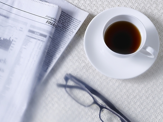 포토 JPG 스튜디오촬영 안경 커피 음료 음식 비즈니스 실내 사람없음 하이앵글 신문 커피잔 찻잔 국내포토 잡화 뷰포인트 잔 내부 간행물 뉴스 파일형식