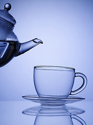 포토 JPG 스튜디오촬영 식기 음료 생활용품 주전자 주방용품 조명 잔 실내 사람없음 세로 반사 차 찻잔 찻주전자 유리주전자 국내포토 유리 내부 오브젝트 파일형식