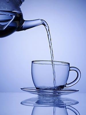 포토 JPG 스튜디오촬영 식기 음료 생활용품 주전자 주방용품 조명 잔 실내 그림자 사람없음 세로 반사 붓기 차 찻잔 찻주전자 유리주전자 국내포토 모션 유리 내부 오브젝트 파일형식