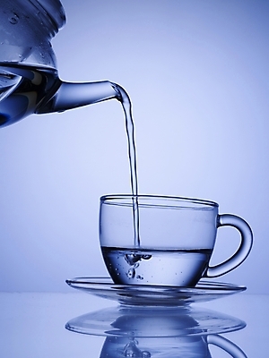 포토 JPG 스튜디오촬영 식기 음료 생활용품 주전자 주방용품 조명 잔 실내 그림자 사람없음 세로 반사 붓기 차 찻잔 찻주전자 유리주전자 국내포토 모션 유리 내부 오브젝트 파일형식