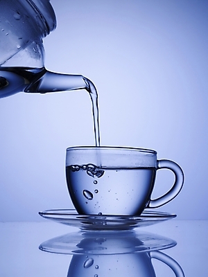 포토 JPG 스튜디오촬영 식기 음료 생활용품 주전자 주방용품 조명 잔 실내 그림자 사람없음 세로 반사 붓기 차 찻잔 찻주전자 유리주전자 국내포토 모션 유리 내부 오브젝트 파일형식