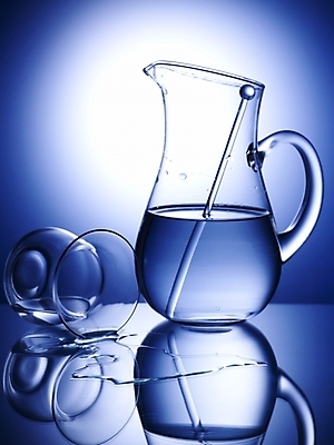 포토 JPG 스튜디오촬영 식기 생활용품 주방용품 조명 잔 실내 사람없음 세로 물 빛 반사 물병 유리막대 국내포토 자연요소 내부 막대 물통 오브젝트 파일형식